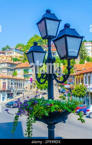 VELIKO TARNOVO, BULGARIEN, 10. AUGUST 2014: Die Menschen schlendern durch die Straßen der bulgarischen Stadt Veliko Tarnovo Stockfoto