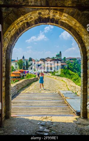 VELIKO TARNOVO, BULGARIEN, 10. AUGUST 2014: Von der Festung Tsarevets aus wandern die Menschen in Richtung Stadtzentrum von Veliko Tarnovo Stockfoto