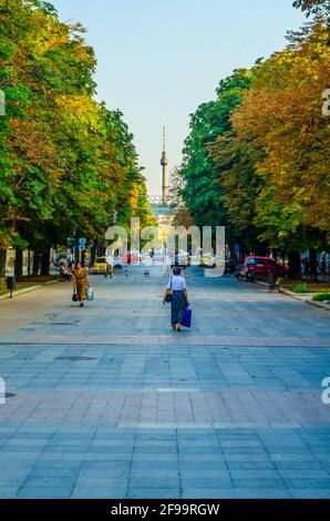 RUSE, BULGARIEN, 11. AUGUST 2014: In Ruse, Bulgarien, laufen Menschen auf einer Straße Stockfoto