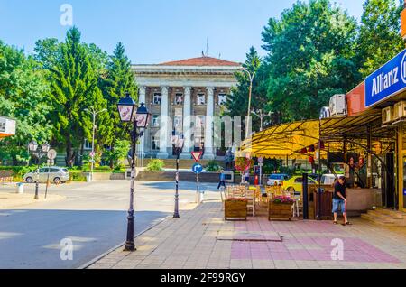 RUSE, BULGARIEN, 11. AUGUST 2014: In Ruse, Bulgarien, laufen Menschen auf einer Straße Stockfoto