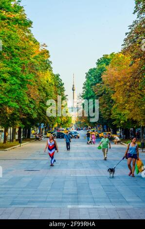 RUSE, BULGARIEN, 11. AUGUST 2014: In Ruse, Bulgarien, laufen Menschen auf einer Straße Stockfoto