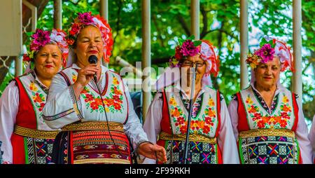 VARNA, BULGARIEN, 6. SEPTEMBER 2014: Alte Frauen singen traditionelle bulgarische Lieder in traditionellen Kostümen Stockfoto