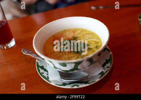 Teller Hühnernudelsuppe im Restaurant Stockfoto