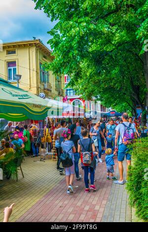 KAZANLAK, BULGARIEN, 4. JUNI 2017: Während des berühmten Rosenfestes in Kazanlak, Bulgarien, schlendern Menschen durch die Straßen Stockfoto