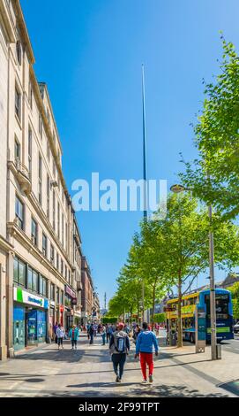 DUBLIN, IRLAND, 9. MAI 2017: Die Menschen schlendern durch die o'connell Street in Richtung des Turmdenkmals im Zentrum von Dublin, Irland Stockfoto