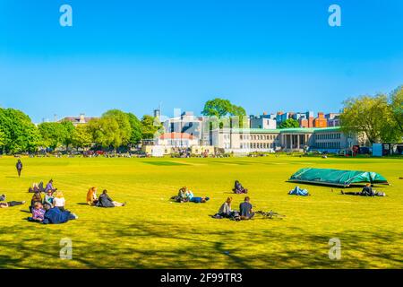 DUBLIN, IRLAND, 9. MAI 2017: Studenten machen ein Picknick auf einem Feld innerhalb des trinity College in Dublin, Irland Stockfoto