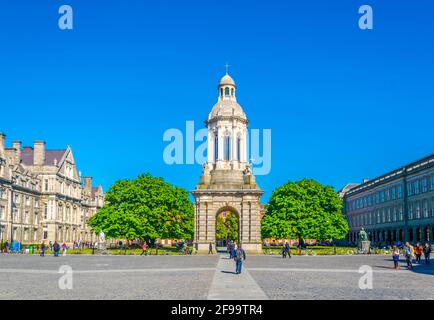 DUBLIN, IRLAND, 9. MAI 2017: Studenten passieren den Campanile innerhalb des trinity College Campus in Dublin, irland Stockfoto