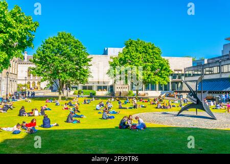 DUBLIN, IRLAND, 9. MAI 2017: Studenten machen ein Picknick auf einem Feld innerhalb des trinity College in Dublin, Irland Stockfoto