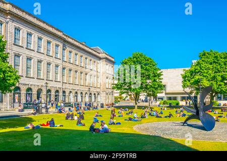 DUBLIN, IRLAND, 9. MAI 2017: Studenten machen ein Picknick auf einem Feld innerhalb des trinity College in Dublin, Irland Stockfoto