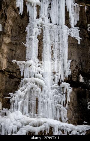 Gefrorener Wasserfall im Kiental, Schweiz Stockfoto