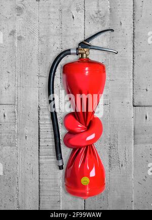 Feuerlöscher mit Knoten an der Wand (M) Stockfoto