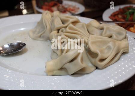 Khinkali auf einem weißen Teller in einem armenischen Restaurant Stockfoto
