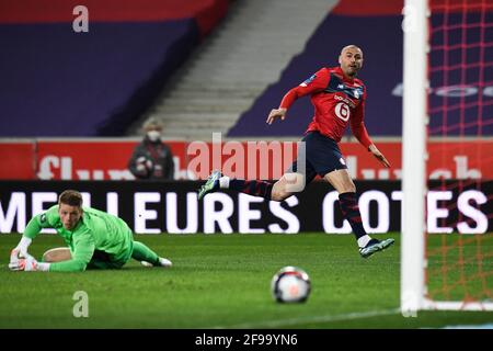 Der türkische Stürmer von Lille Burak Yilmaz kämpft während des Fußballspiels der französischen Ligue 1 zwischen Lille (LOSC) und Montpellier (MHSC) im Stade Pierre Mauroy in Villeneuve um den Ball mit dem Schweizer Torwart Jonas Omlin aus Montpellier dâÂ€Â™Ascq am 16. April 2021.Foto von Julie Sebadelha/ABACAPRESS.COM Stockfoto