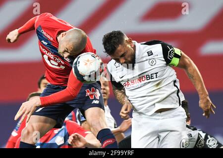 Lille Türkischer Stürmer Burak Yilmaz kämpft um den Ball mit Montpellier der französische Stürmer Andy Delort während des Fußballspiels der französischen Ligue 1 zwischen Lille (LOSC) und Montpellier (MHSC) im Stade Pierre Mauroy in Villeneuve dâÂ€Â™Ascq am 16. April 2021.Foto von Julie Sebadelha/ABACAPRESS.COM Stockfoto