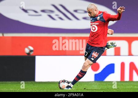 Burak Yilmaz, der türkische Stürmer von Lille, läuft beim Fußballspiel der französischen Ligue 1 zwischen Lille (LOSC) und Montpellier (MHSC) am 16. April 2021 im Stade Pierre Mauroy in Villeneuve d’Ascq mit dem Ball.Foto: Julie Sebadelha/ABACAPRESS.COM Stockfoto