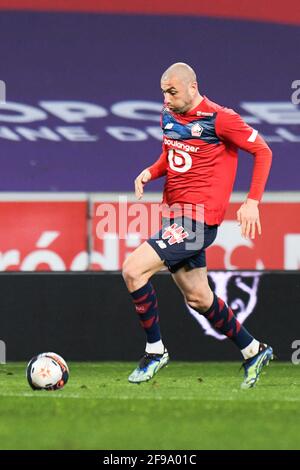 Burak Yilmaz, der türkische Stürmer von Lille, läuft beim Fußballspiel der französischen Ligue 1 zwischen Lille (LOSC) und Montpellier (MHSC) am 16. April 2021 im Stade Pierre Mauroy in Villeneuve d’Ascq mit dem Ball.Foto: Julie Sebadelha/ABACAPRESS.COM Stockfoto