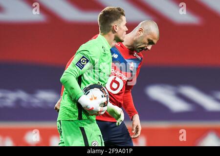Lille-Stürmer Burak Yilmaz reagiert neben Montpellier der Schweizer Torwart Jonas Omlin während des Fußballspiels der französischen Ligue 1 zwischen Lille (LOSC) und Montpellier (MHSC) im Stade Pierre Mauroy in Villeneuve dâÂ€Â™Ascq am 16. April 2021.Foto von Julie Sebadelha/ABACAPRESS.COM Stockfoto