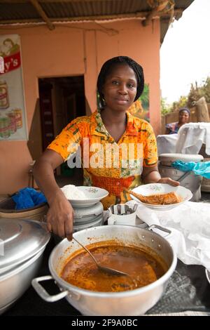 Traditionelle Lebensmittelzubereitung, Benin, Westafrika Stockfoto