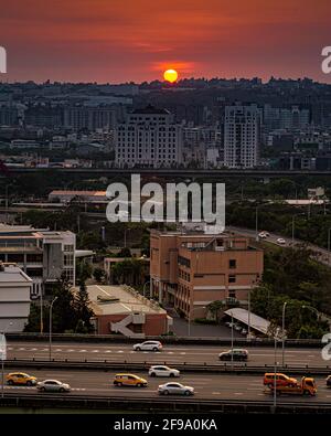 Unterging Sun hinter dem Dadu Distrikt in Taichung, Taiwan Stockfoto