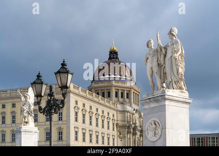 Berlin, Altstadt, Berliner Stadtpalais, Kuppel, im Vordergrund Figuren der Schlossbrücke Stockfoto