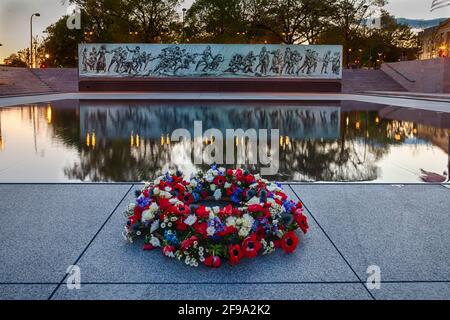 Washington, DC, USA, 16. April 2021. Im Bild: Sonnenuntergang am neuen Denkmal des Ersten Weltkriegs in der Innenstadt von Washington, am Tag seiner Einweihung: 16. April 2021. Kredit: Allison C Bailey/Alamy Live Nachrichten Stockfoto