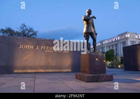 Washington, DC, USA, 16. April 2021. Im Bild: Sonnenuntergang am neuen Denkmal des Ersten Weltkriegs in der Innenstadt von Washington, am Tag seiner Einweihung: 16. April 2021. Kredit: Allison C Bailey/Alamy Live Nachrichten Stockfoto