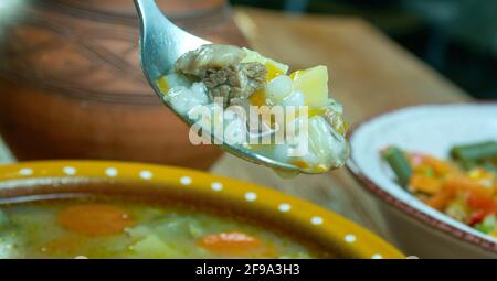 Krupnik zupa - die dicke polnische Suppe, die aus der Gemüse- oder Fleischbrühe hergestellt ist, die Kartoffeln und die Gerstengroats enthält Stockfoto