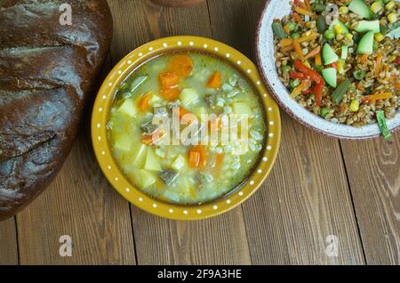 Krupnik zupa - die dicke polnische Suppe, die aus der Gemüse- oder Fleischbrühe hergestellt ist, die Kartoffeln und die Gerstengroats enthält Stockfoto