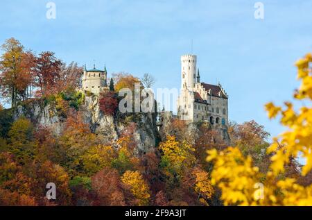 Deutschland, Baden-Württemberg, Lichtenstein - Honau, Schloss Lichtenstein, das Märchenschloss der Herzöge, Grafen von Württemberg und Urach, das im 19. Jahrhundert auf steilen Felsen erbaut wurde, ist ein beliebtes Ausflugsziel. Stockfoto