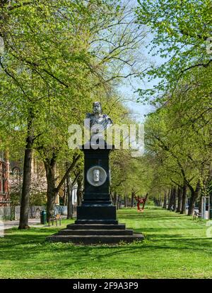 Die Planie ist eine Kastanien- und Lindenallee, die im 19. Jahrhundert zwischen Gartenstraße und Charlottenstraße erbaut wurde. Beeindruckende Stadtvillen säumen beide Seiten. An der Ecke Kaiserstraße befindet sich ein Denkmal aus dem Jahr 1892 mit der Marmorbüste von Kaiser Wilhelm I. und einem Porträtmedaillon von Kaiser Friedrich III., Bismarck und Moltke. Stockfoto