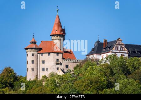 Die Veste Heldburg war eine mittelalterliche Hochburg, die im 16. Jahrhundert als Palast im Renaissancestil umgebaut wurde. Zu Beginn des 14. Jahrhunderts befand sich das Schloss im Besitz der Grafen von Henneberg-Schleusingen. 1374 fiel die Heldburg an die Wettins. Auf der Festung befindet sich das Deutsche Schlossmuseum, das im September 2016 eröffnet wurde. Stockfoto