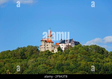 Die Veste Heldburg war eine mittelalterliche Hochburg, die im 16. Jahrhundert als Palast im Renaissancestil umgebaut wurde. Zu Beginn des 14. Jahrhunderts befand sich das Schloss im Besitz der Grafen von Henneberg-Schleusingen. 1374 fiel die Heldburg an die Wettins. Auf der Festung befindet sich das Deutsche Schlossmuseum, das im September 2016 eröffnet wurde. Stockfoto