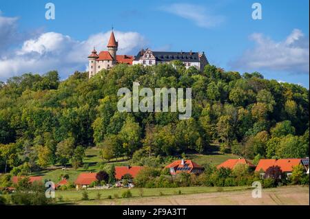 Die Veste Heldburg war eine mittelalterliche Hochburg, die im 16. Jahrhundert als Palast im Renaissancestil umgebaut wurde. Zu Beginn des 14. Jahrhunderts befand sich das Schloss im Besitz der Grafen von Henneberg-Schleusingen. 1374 fiel die Heldburg an die Wettins. Auf der Festung befindet sich das Deutsche Schlossmuseum, das im September 2016 eröffnet wurde. Stockfoto