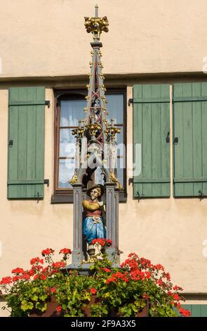 Deutschland, Baden-Württemberg, Riedlingen, der Schwedenbrunnen hat seinen Namen von der kleinen Soldatenfigur, die in der gotischen Brunnensäule steht. Der Brunnen aus Wasseralfingen wurde 1866 am Haldenplatz erbaut. Stockfoto