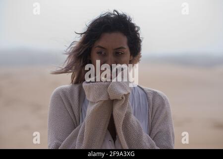 Frau hält ihre Hände zusammen, während der morgendliche Schüttelfrost zuschlägt Stockfoto