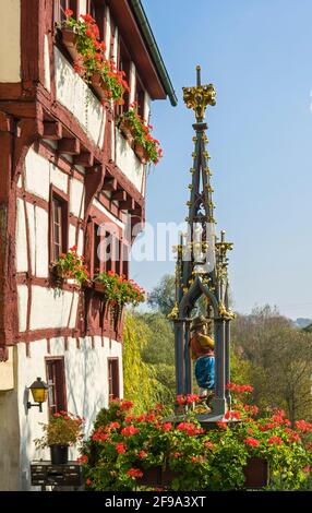 Deutschland, Baden-Württemberg, Riedlingen, der Schwedenbrunnen hat seinen Namen von der kleinen Soldatenfigur, die in der gotischen Brunnensäule steht. Der Brunnen aus Wasseralfingen wurde 1866 am Haldenplatz erbaut. Stockfoto