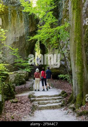 Deutschland, Bayern, Wonsees-Sanspareil, Dianengrotte im Felsengarten Sanspareil. Der denkmalgeschützte englische Landschaftsgarten wurde im 18. Jahrhundert unter dem Markgrafen Friedrich von Bayreuth und seiner Frau Markgräfin Wilhelmine von Bayreuth angelegt. Stockfoto