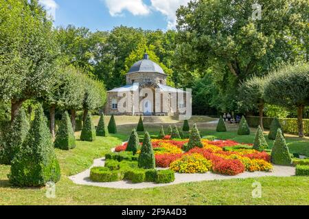 Deutschland, Bayern, Wonsees - Sanspareil, das Erdgeschoss mit orientalischem Gebäude im 'Steingarten Sanspareil'. Der denkmalgeschützte englische Landschaftsgarten wurde im 18. Jahrhundert unter dem Markgrafen Friedrich von Bayreuth und seiner Frau Markgräfin Wilhelmine von Bayreuth angelegt. Stockfoto