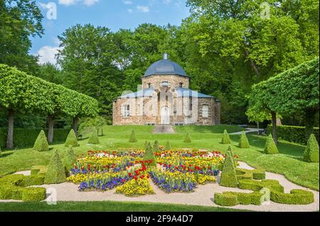 Deutschland, Bayern, Wonsees - Sanspareil, das Erdgeschoss mit orientalischem Gebäude im 'Steingarten Sanspareil'. Der denkmalgeschützte englische Landschaftsgarten wurde im 18. Jahrhundert unter dem Markgrafen Friedrich von Bayreuth und seiner Frau Markgräfin Wilhelmine von Bayreuth angelegt. Stockfoto