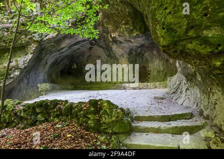 Deutschland, Bayern, Wonsees-Sanspareil, vulkanische Grotte im Felsengarten Sanspareil. Der denkmalgeschützte englische Landschaftsgarten wurde im 18. Jahrhundert unter dem Markgrafen Friedrich von Bayreuth und seiner Frau Markgräfin Wilhelmine von Bayreuth angelegt. Stockfoto