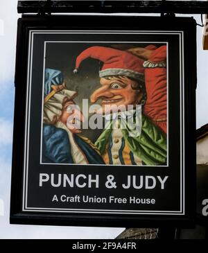 Traditionelles hängendes Pub-Schild Punch und Judy Public House, High Street, Bognor Regis, West Sussex, England, VEREINIGTES KÖNIGREICH Stockfoto