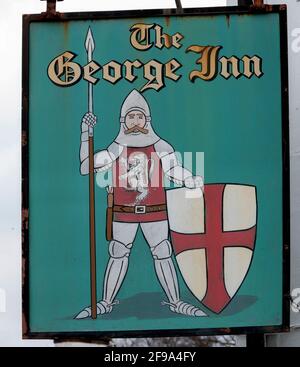 Traditionelles hängendes Pub-Schild am George Inn, Felpham Road, Bognor Regis, West Sussex, England, VEREINIGTES KÖNIGREICH Stockfoto