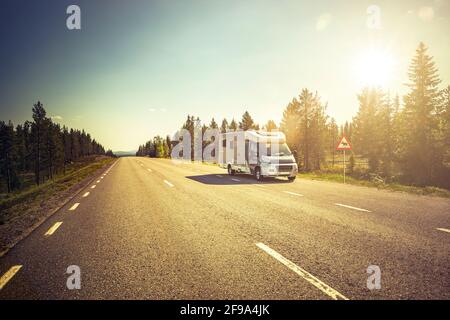 Wohnmobil auf einer Straße in Scandianvien Stockfoto