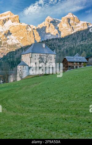 Castel Colz, auch La gran Ciasa, mit den Sella Bergen bei Sonnenaufgang, La Villa, Stern, Alta Badia, Gadertal, Dolomiten, Südtirol, Italien Stockfoto