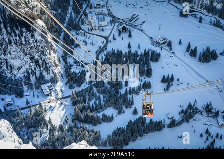 Die Seilbahn Marmolada, von der Ciapela-Alm (1450 m ü.M.) nach Punta Rocca (3265 m ü.M.), Dolomiten, Provinz Belluno, Venetien, Italien Stockfoto