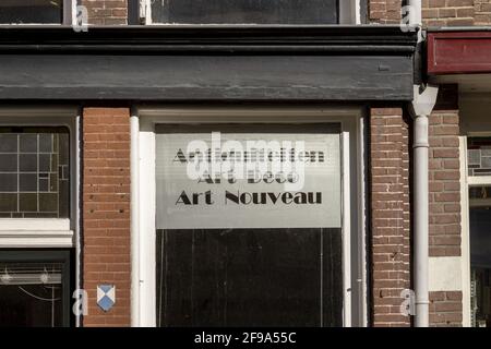 ZUTPHEN, NIEDERLANDE - Mar 19, 2021: Schild über der Tür eines Antiquitätenladens mit Art Deco- und Jugendstilartikeln zum Verkauf Stockfoto