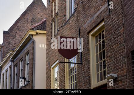 ZUTPHEN, NIEDERLANDE - Mar 19, 2021: Nüchterne historische mittelalterliche Außenfassade der lokalen Gemeinde Archivinstitution. ÜBERSETZUNG: 'STADTARCHIV' Stockfoto