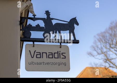 ZUTPHEN, NIEDERLANDE - Mar 19, 2021: Alte altmodische Fassade Schild mit Pferd und Kutsche auf der Außenseite des Beerdigungshauses. ÜBERSETZUNG: 'VANADIS. SPASS Stockfoto