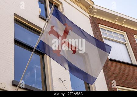 Winkende historische Flagge der Stadt Zutphen Stockfoto