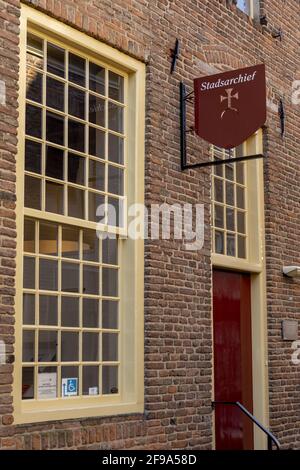 ZUTPHEN, NIEDERLANDE - Mar 19, 2021: Typische Fensterscheibe der Außenfassade der lokalen Gemeinde Archivinstitution. ÜBERSETZUNG: 'STADTARCHIV' Stockfoto